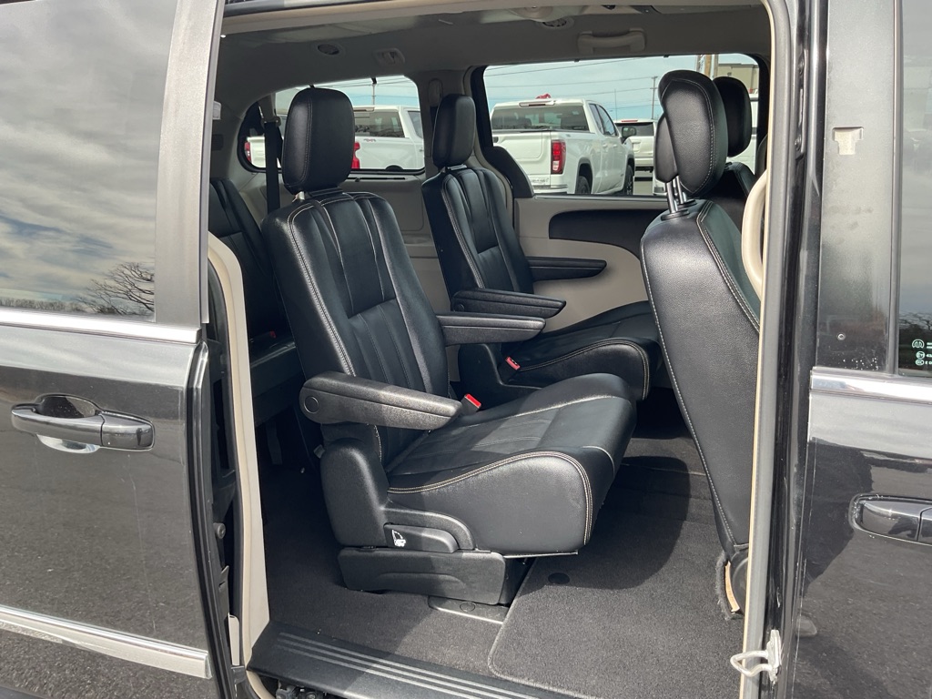 Photo 47 of this CHRYSLER TOWN & COUNTRY