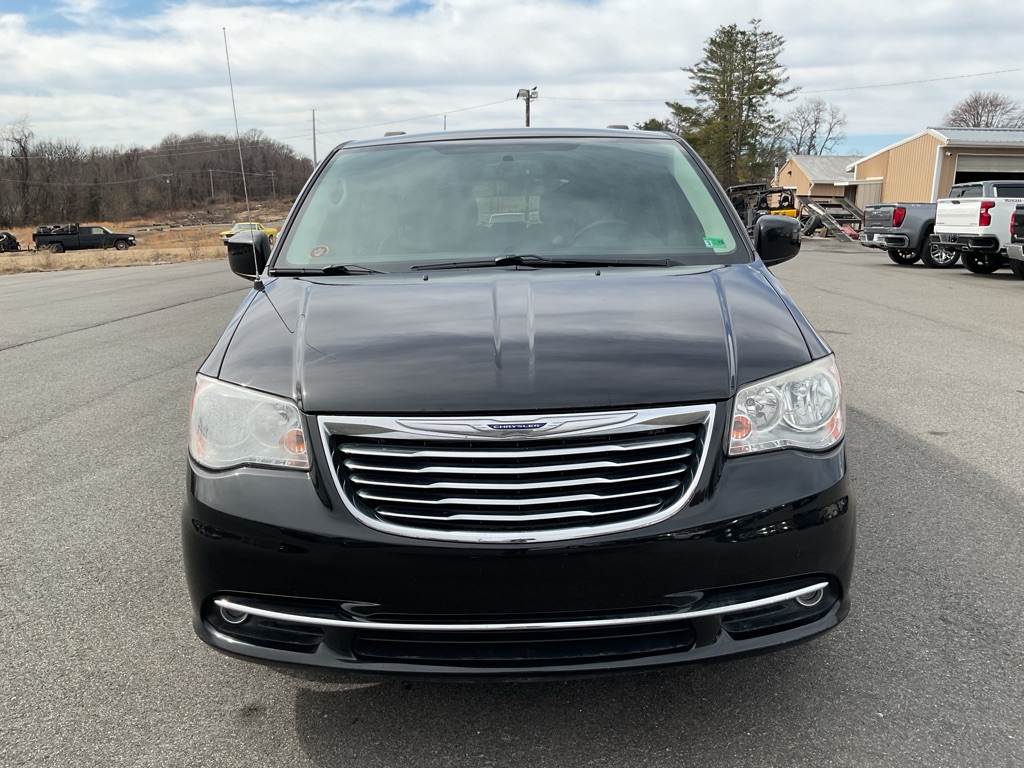 Photo 16 of this CHRYSLER TOWN & COUNTRY