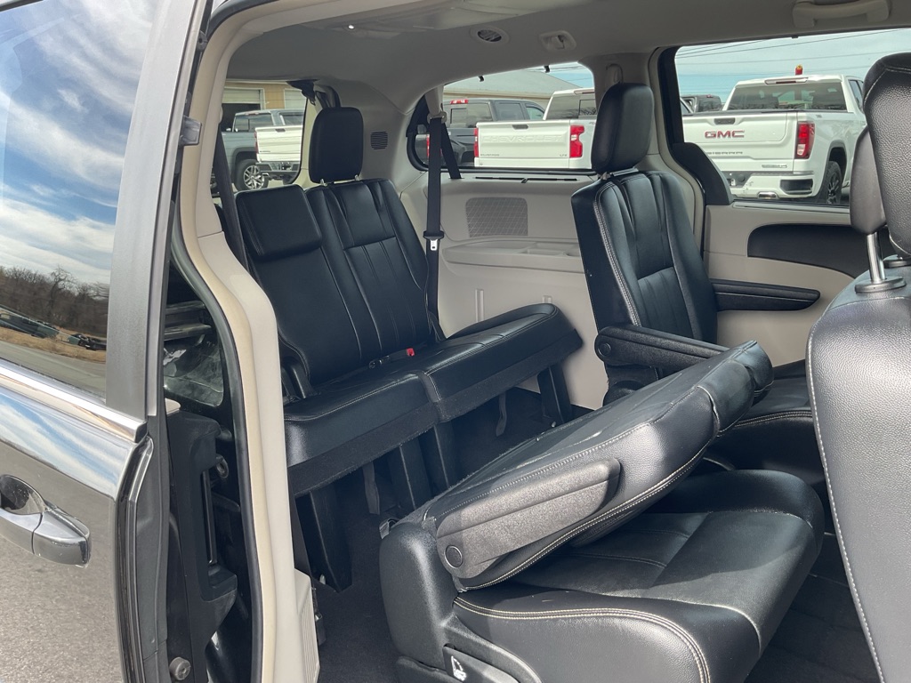 Photo 48 of this CHRYSLER TOWN & COUNTRY