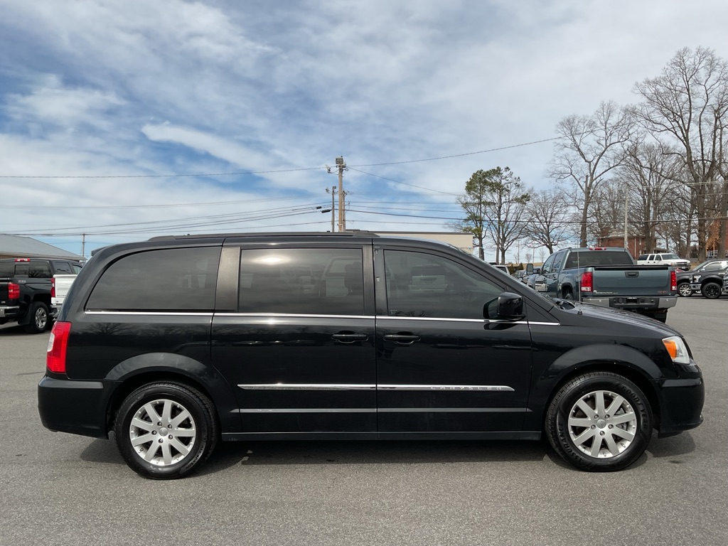 Photo 13 of this CHRYSLER TOWN & COUNTRY