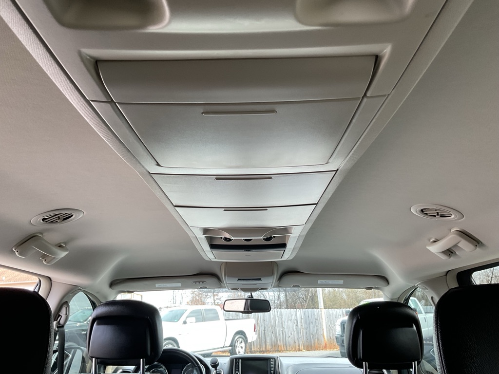 Photo 42 of this CHRYSLER TOWN & COUNTRY