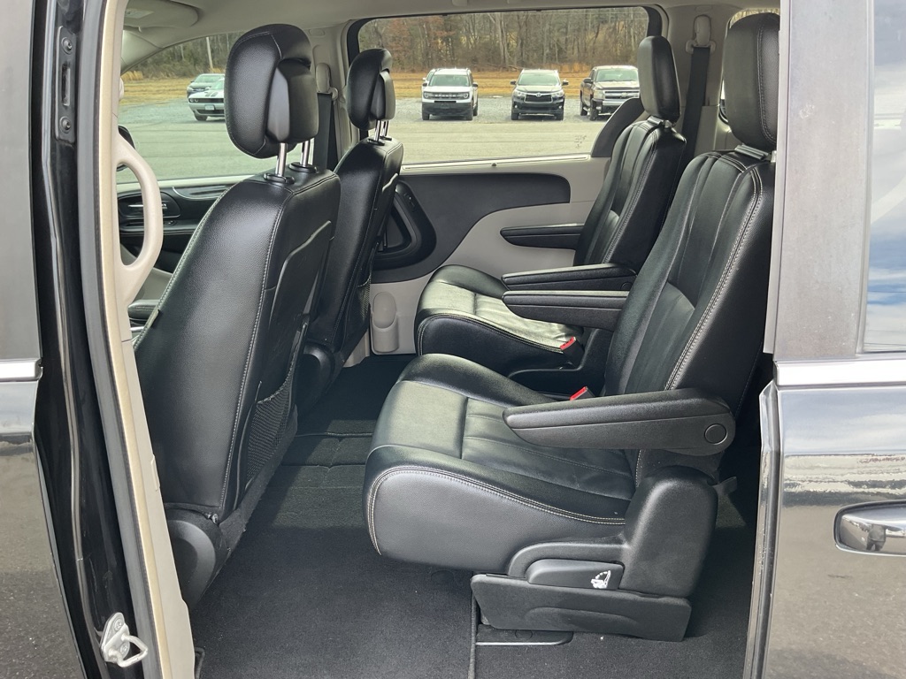 Photo 40 of this CHRYSLER TOWN & COUNTRY