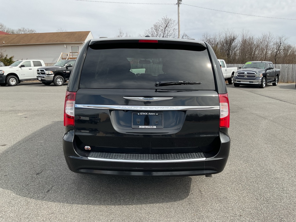 Photo 6 of this CHRYSLER TOWN & COUNTRY