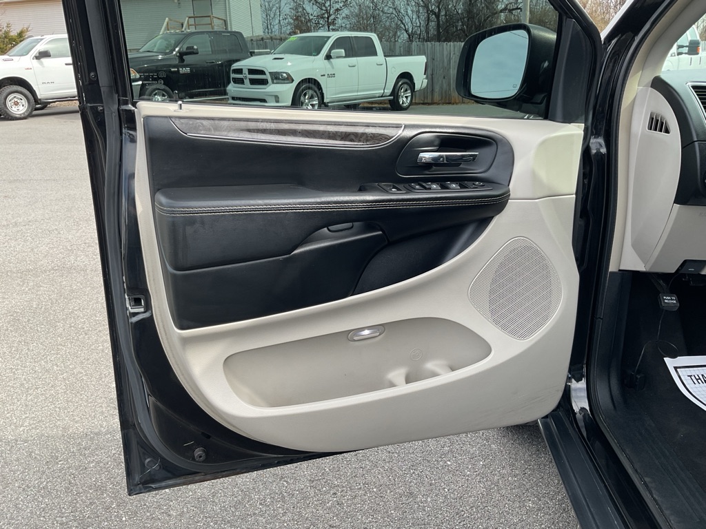 Photo 20 of this CHRYSLER TOWN & COUNTRY