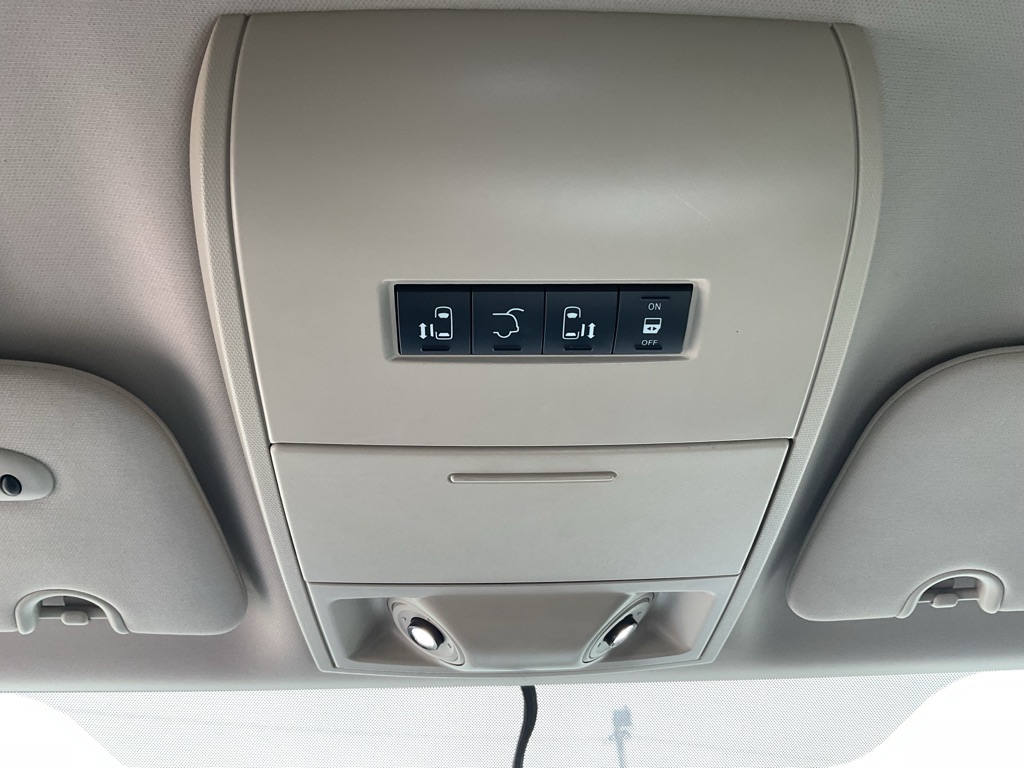 Photo 37 of this CHRYSLER TOWN & COUNTRY