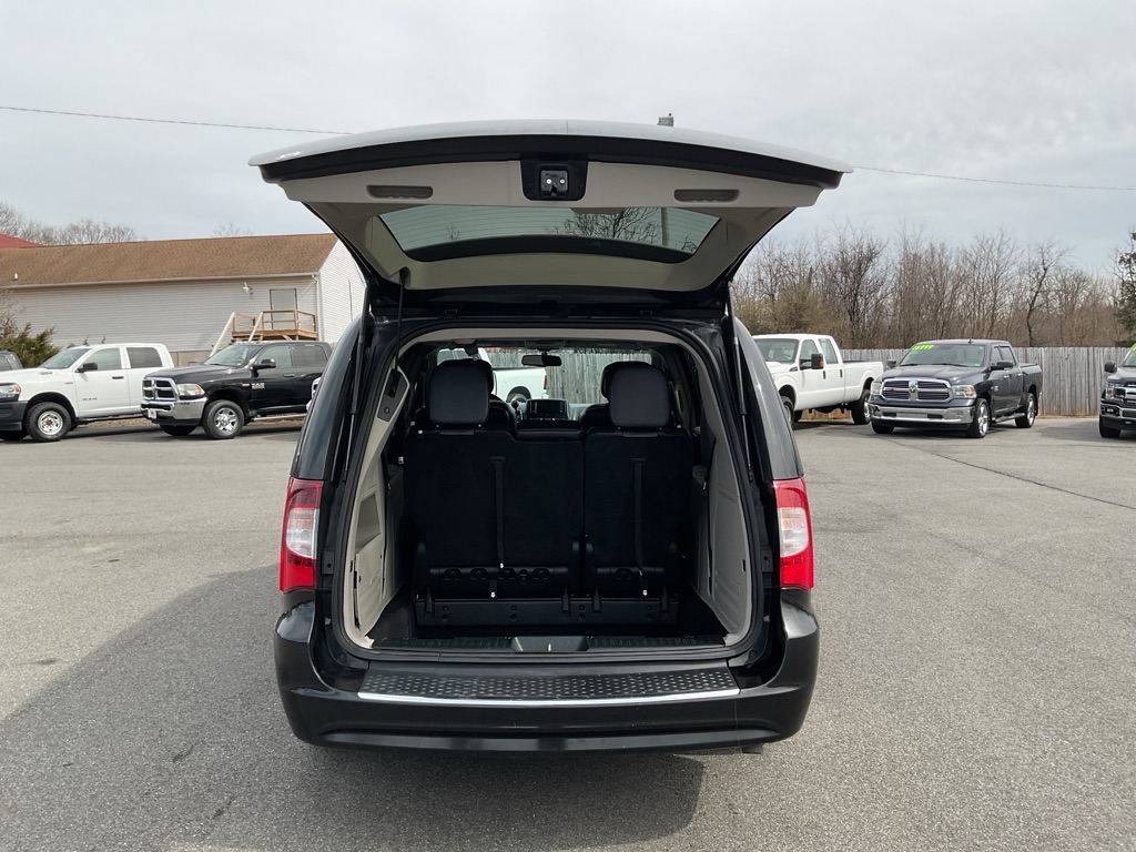 Photo 8 of this CHRYSLER TOWN & COUNTRY