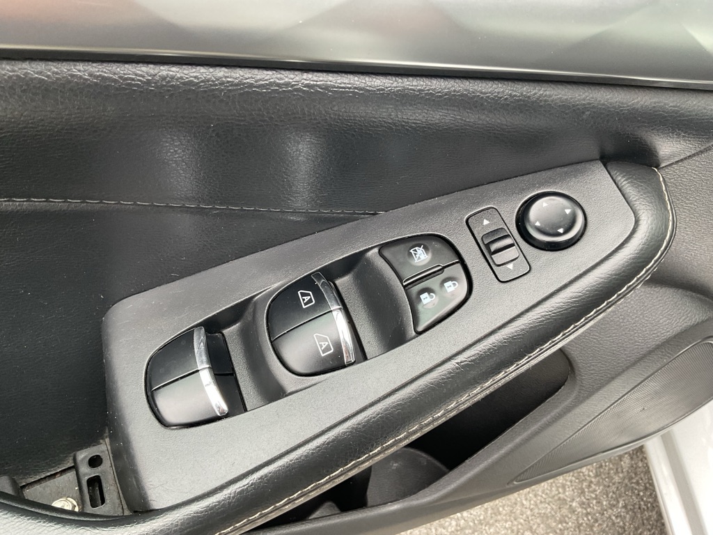 Photo 25 of this NISSAN MAXIMA