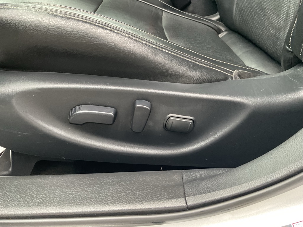 Photo 27 of this NISSAN MAXIMA