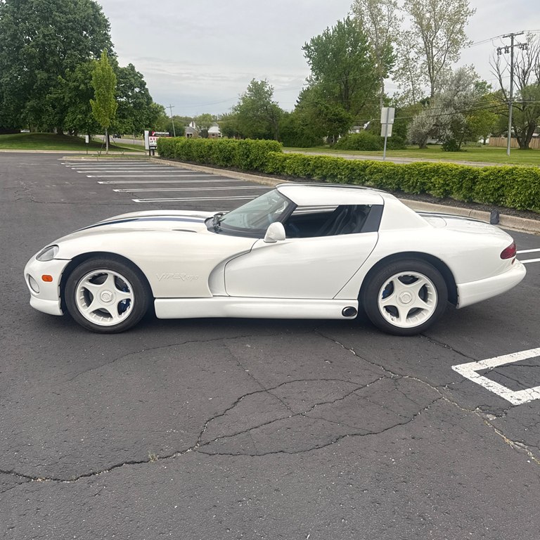 Photo 2 of this DODGE VIPER