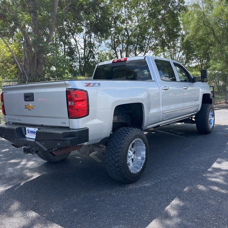 Photo 4 of this CHEVROLET SILVERADO 2500