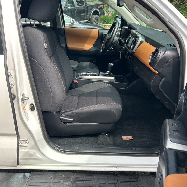 Photo 9 of this TOYOTA TACOMA