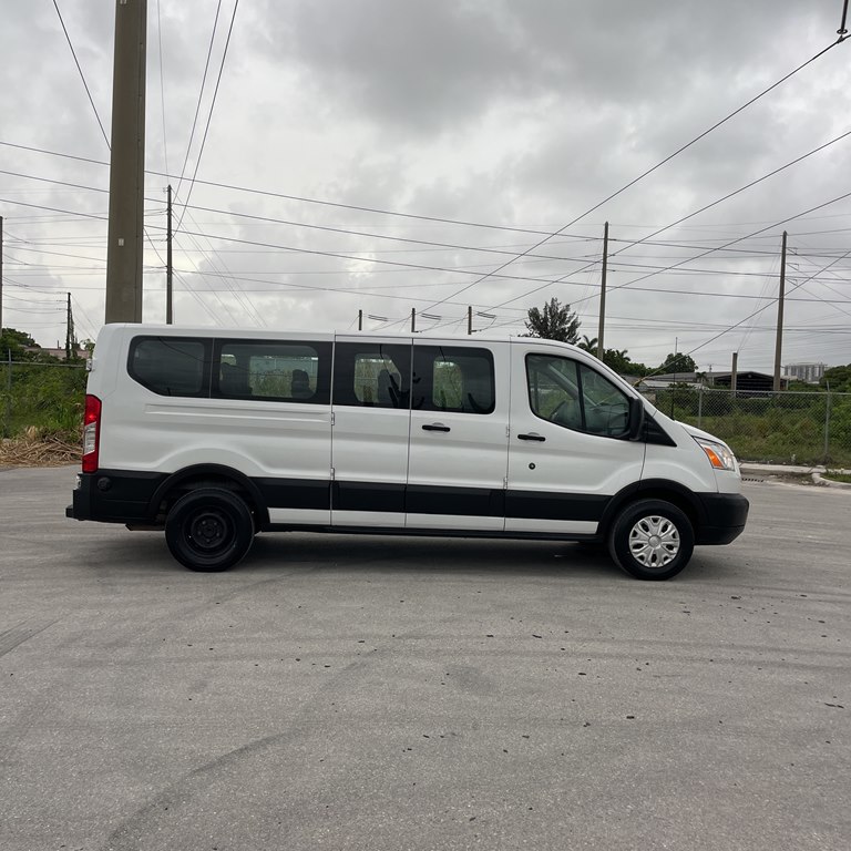 Photo 3 of this FORD TRANSIT