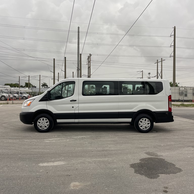 Photo 2 of this FORD TRANSIT