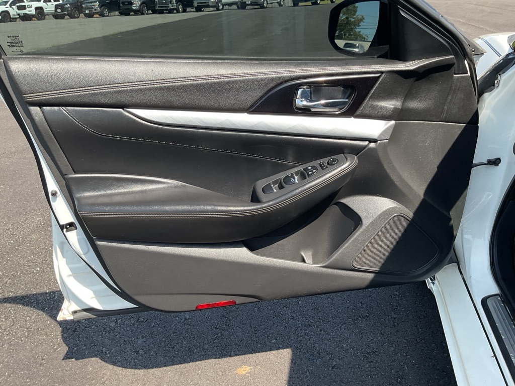 Photo 23 of this NISSAN MAXIMA