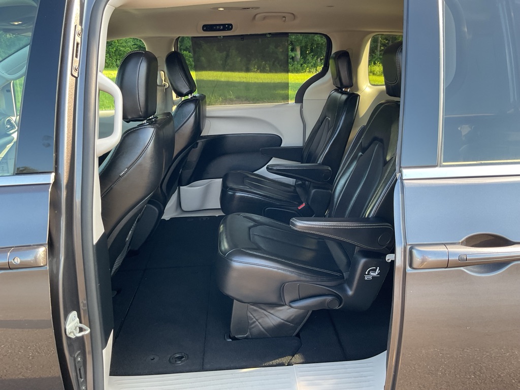 Photo 40 of this CHRYSLER VOYAGER