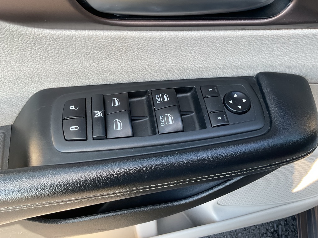 Photo 24 of this CHRYSLER VOYAGER