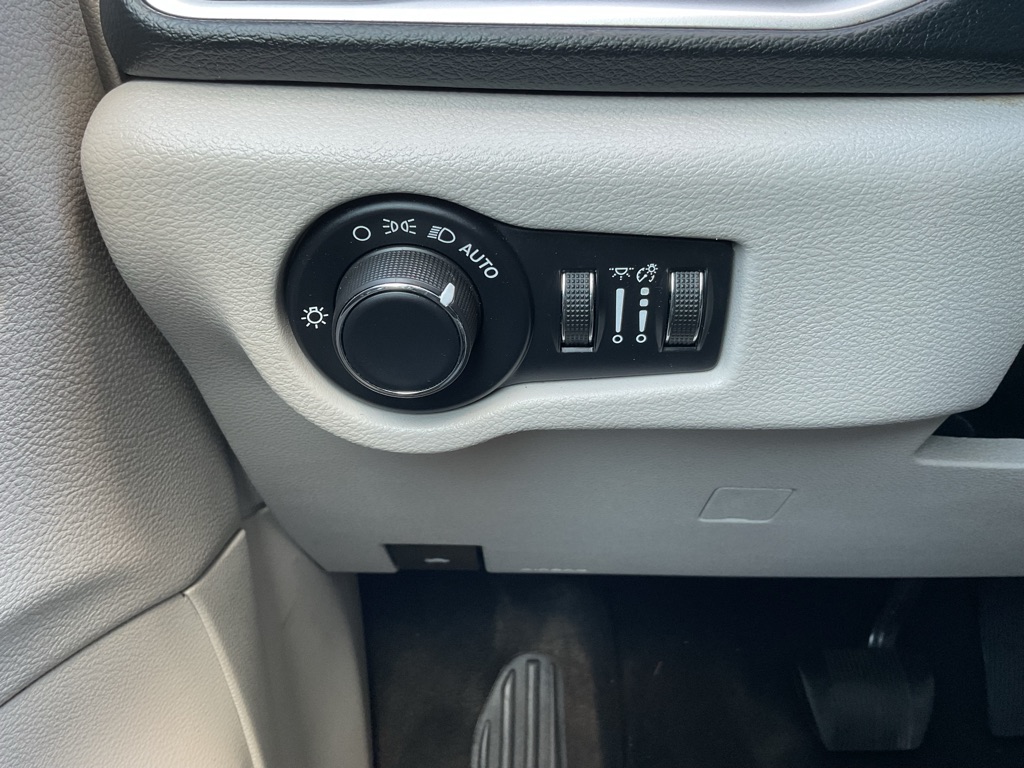 Photo 26 of this CHRYSLER VOYAGER
