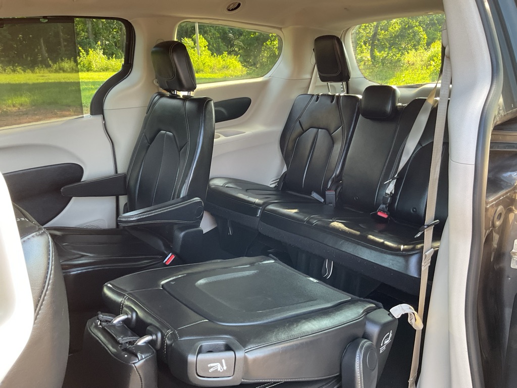 Photo 41 of this CHRYSLER VOYAGER