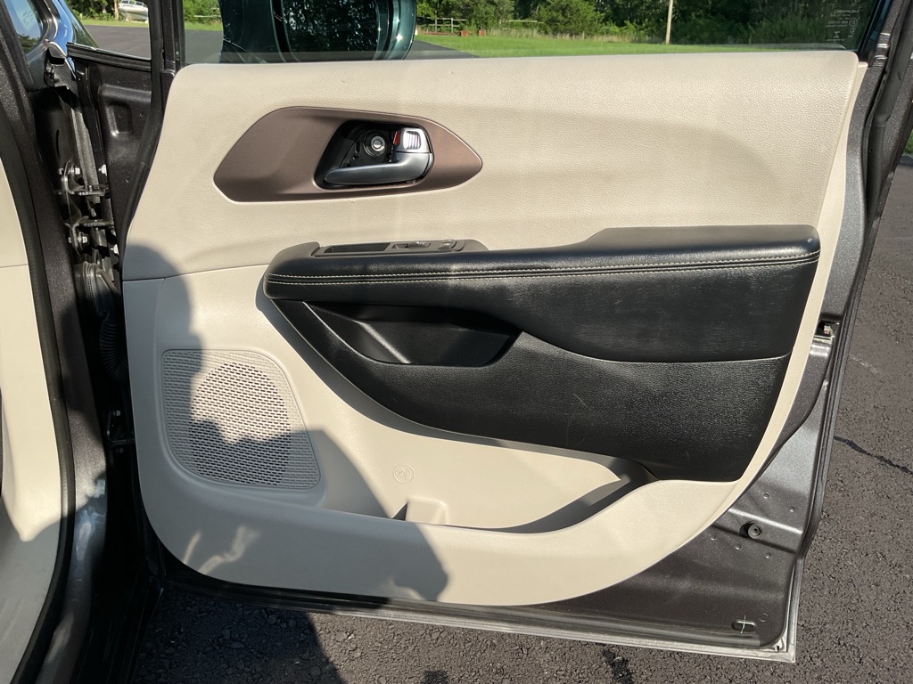 Photo 46 of this CHRYSLER VOYAGER