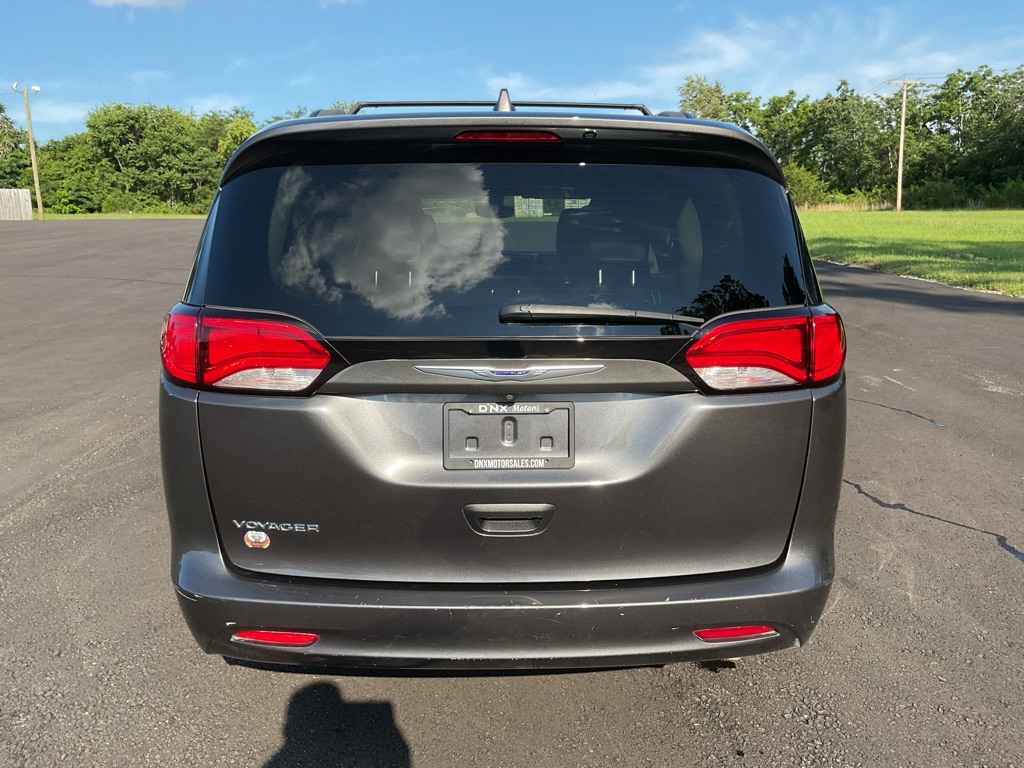 Photo 6 of this CHRYSLER VOYAGER
