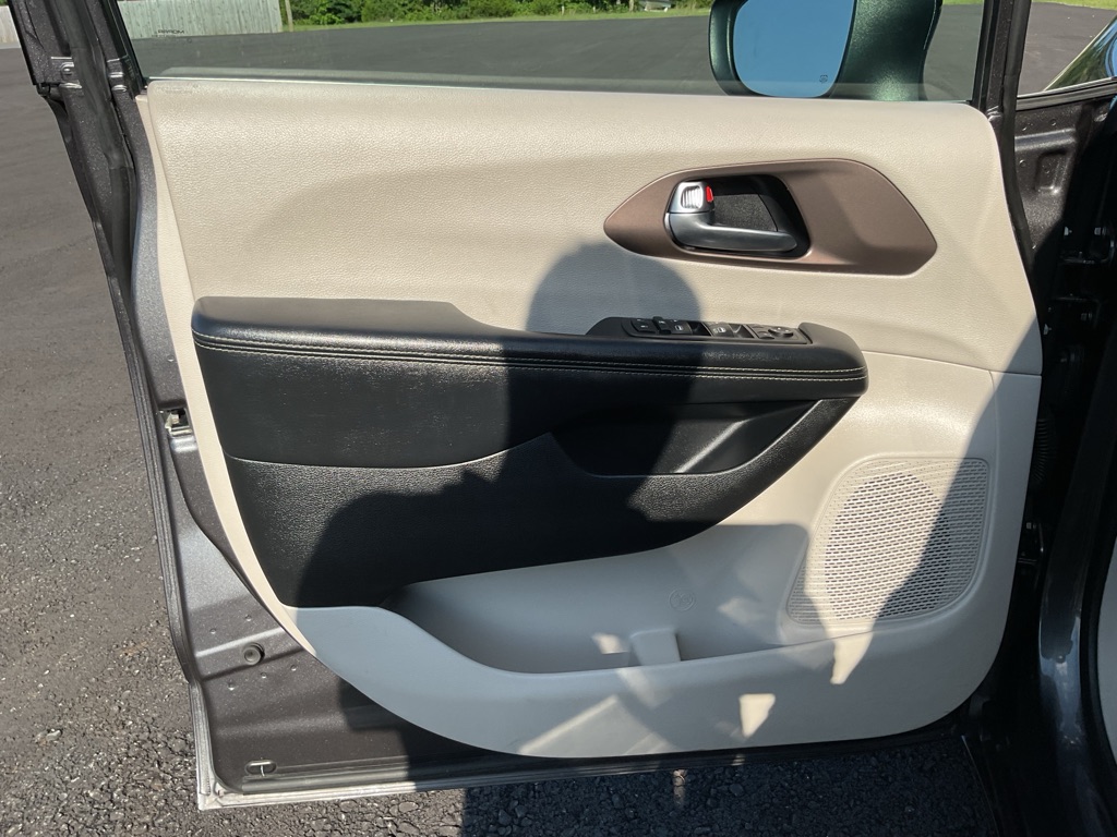 Photo 23 of this CHRYSLER VOYAGER