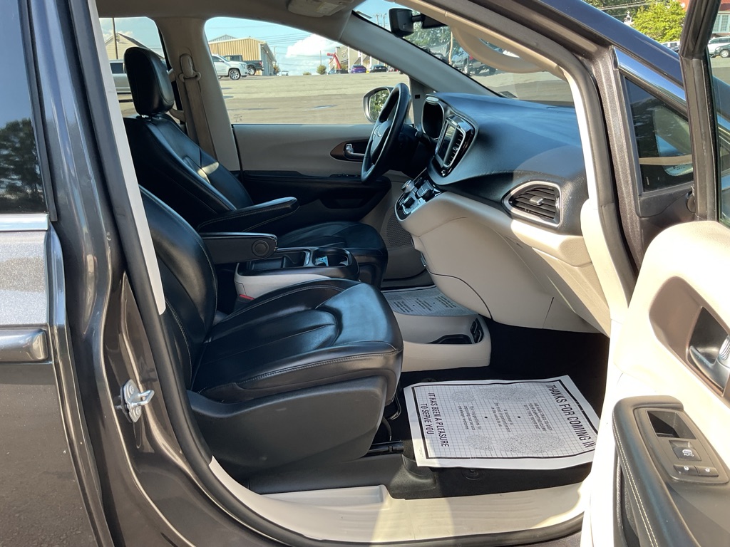 Photo 47 of this CHRYSLER VOYAGER