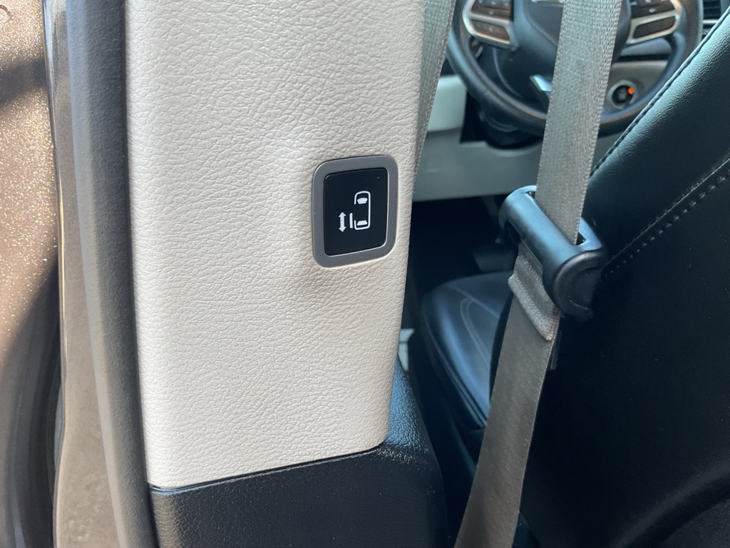 Photo 42 of this CHRYSLER VOYAGER