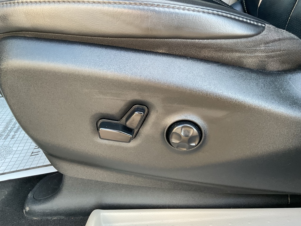 Photo 25 of this CHRYSLER VOYAGER