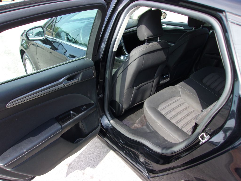 Photo 17 of this FORD FUSION