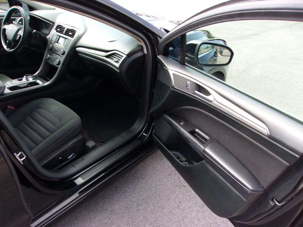 Photo 22 of this FORD FUSION