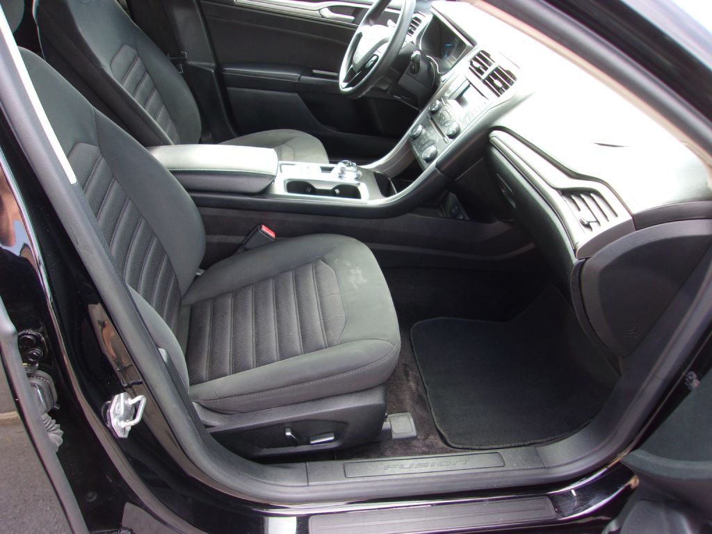 Photo 23 of this FORD FUSION
