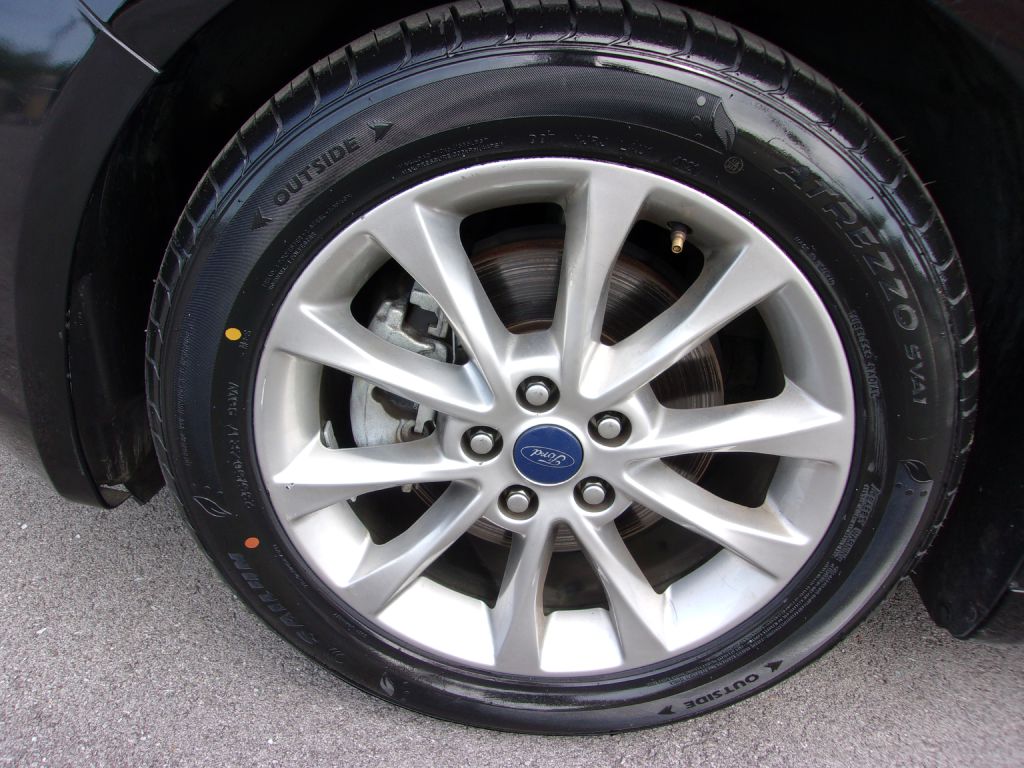 Photo 35 of this FORD FUSION