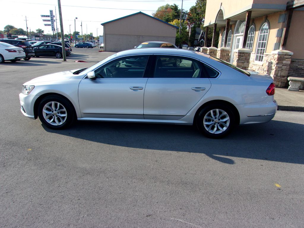 Photo 2 of this VOLKSWAGEN PASSAT