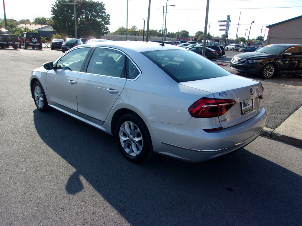 Photo 3 of this VOLKSWAGEN PASSAT