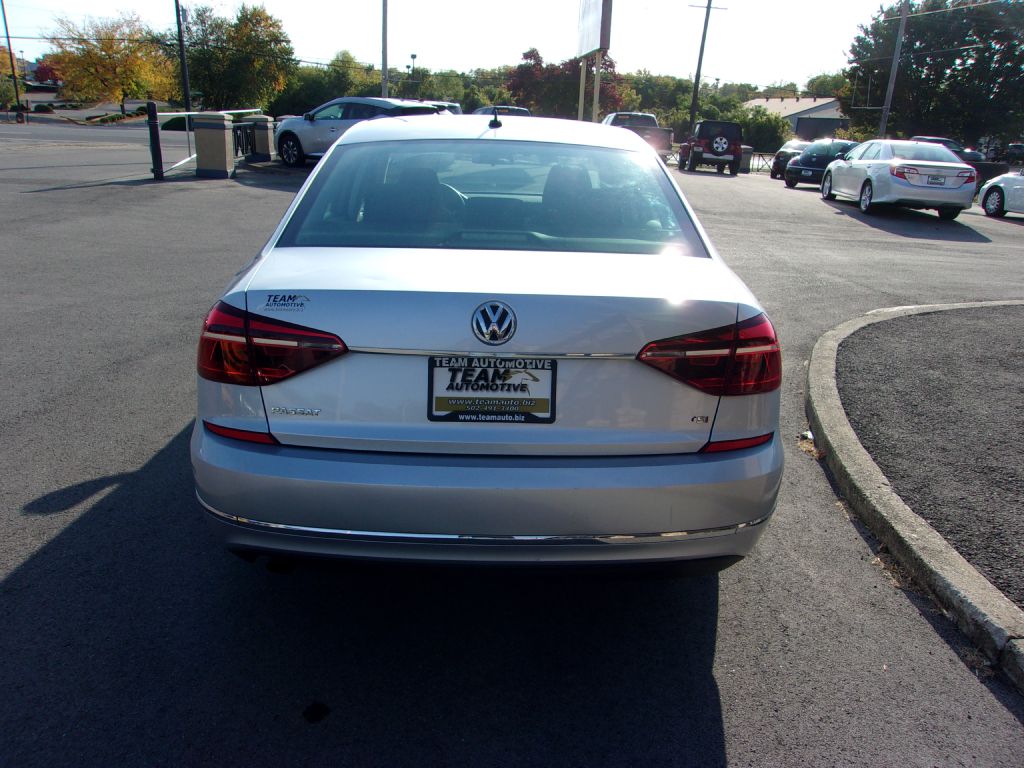 Photo 4 of this VOLKSWAGEN PASSAT