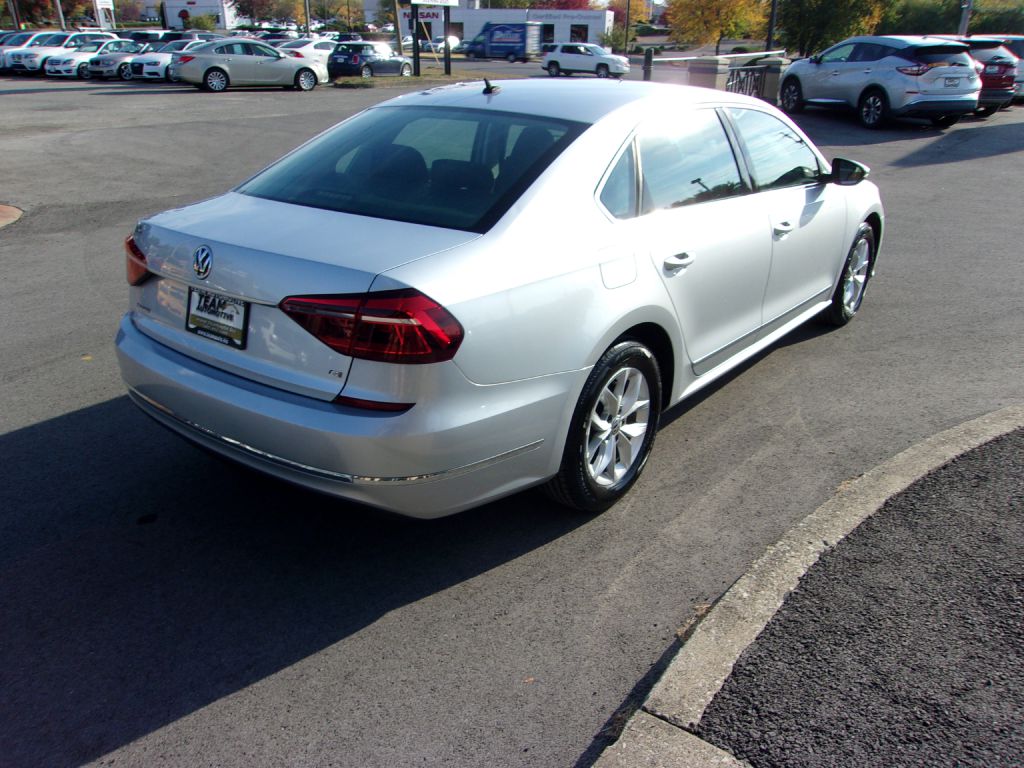 Photo 5 of this VOLKSWAGEN PASSAT