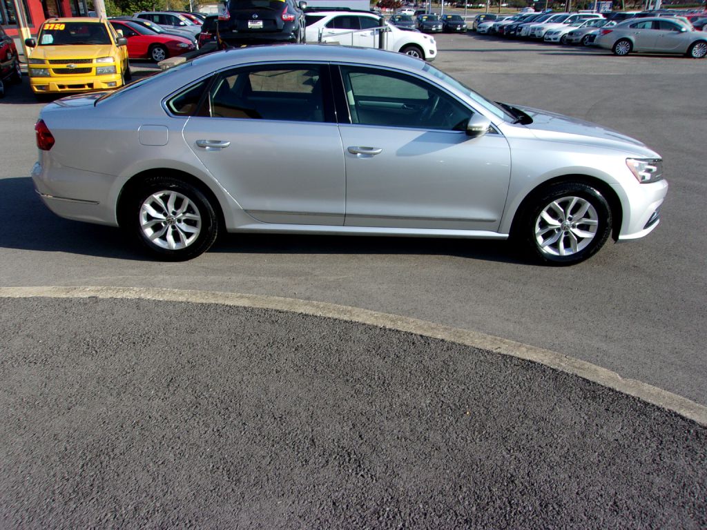 Photo 6 of this VOLKSWAGEN PASSAT