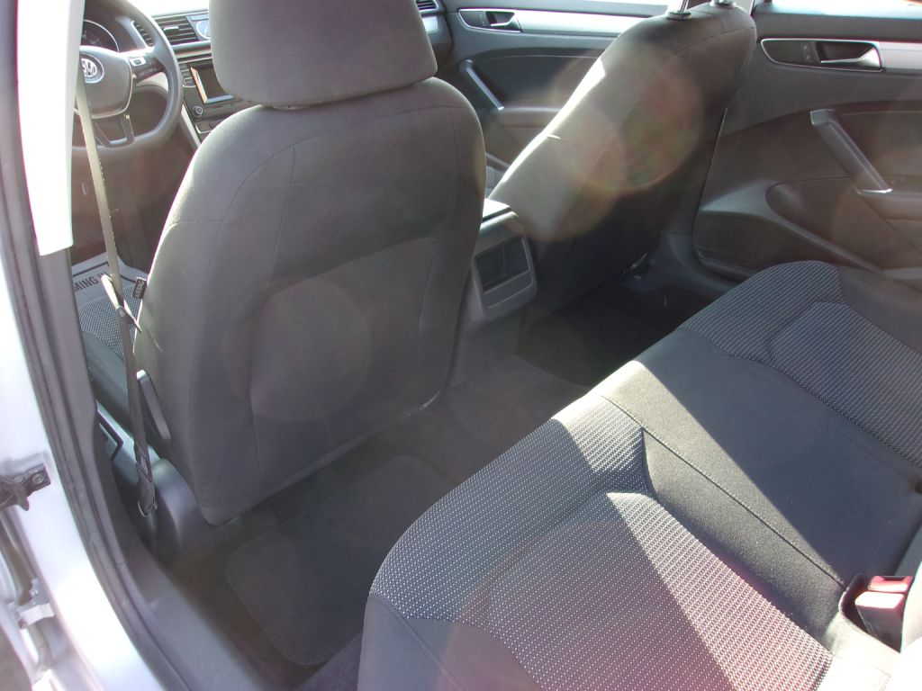 Photo 18 of this VOLKSWAGEN PASSAT