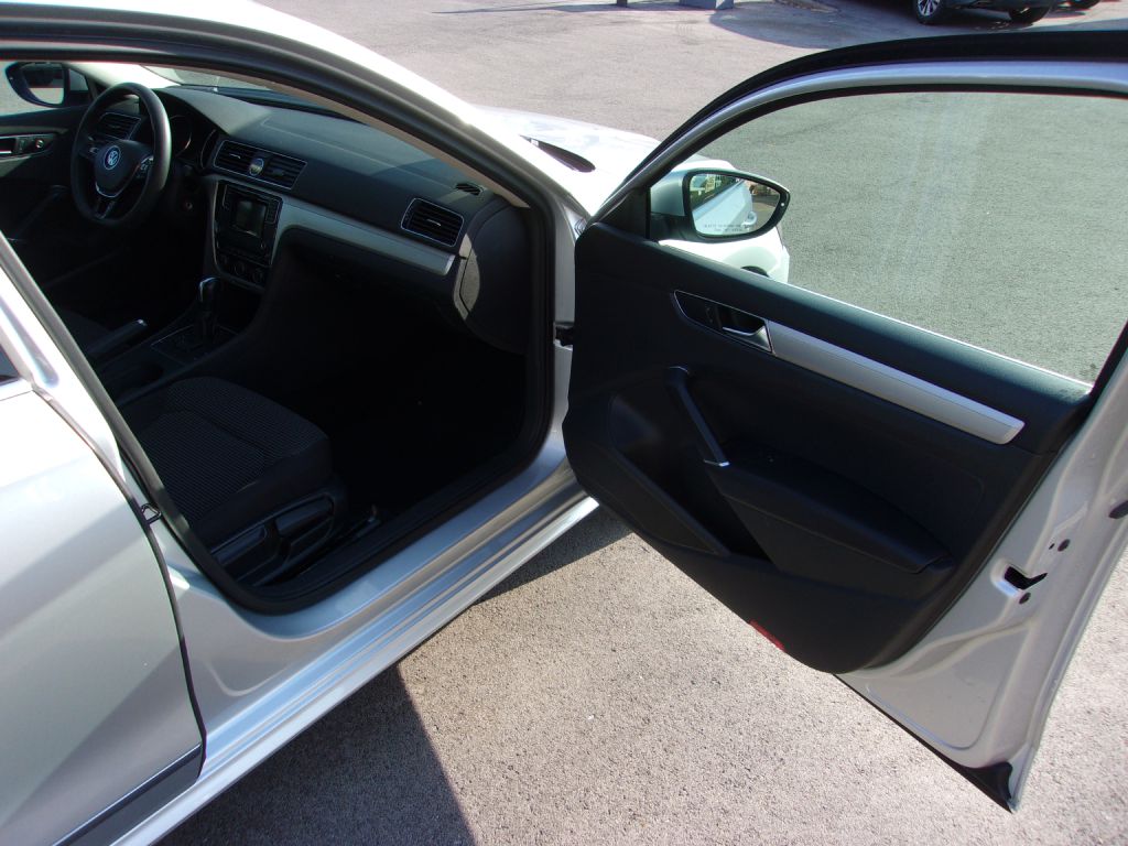 Photo 21 of this VOLKSWAGEN PASSAT