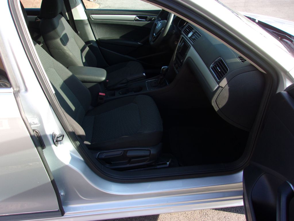 Photo 22 of this VOLKSWAGEN PASSAT