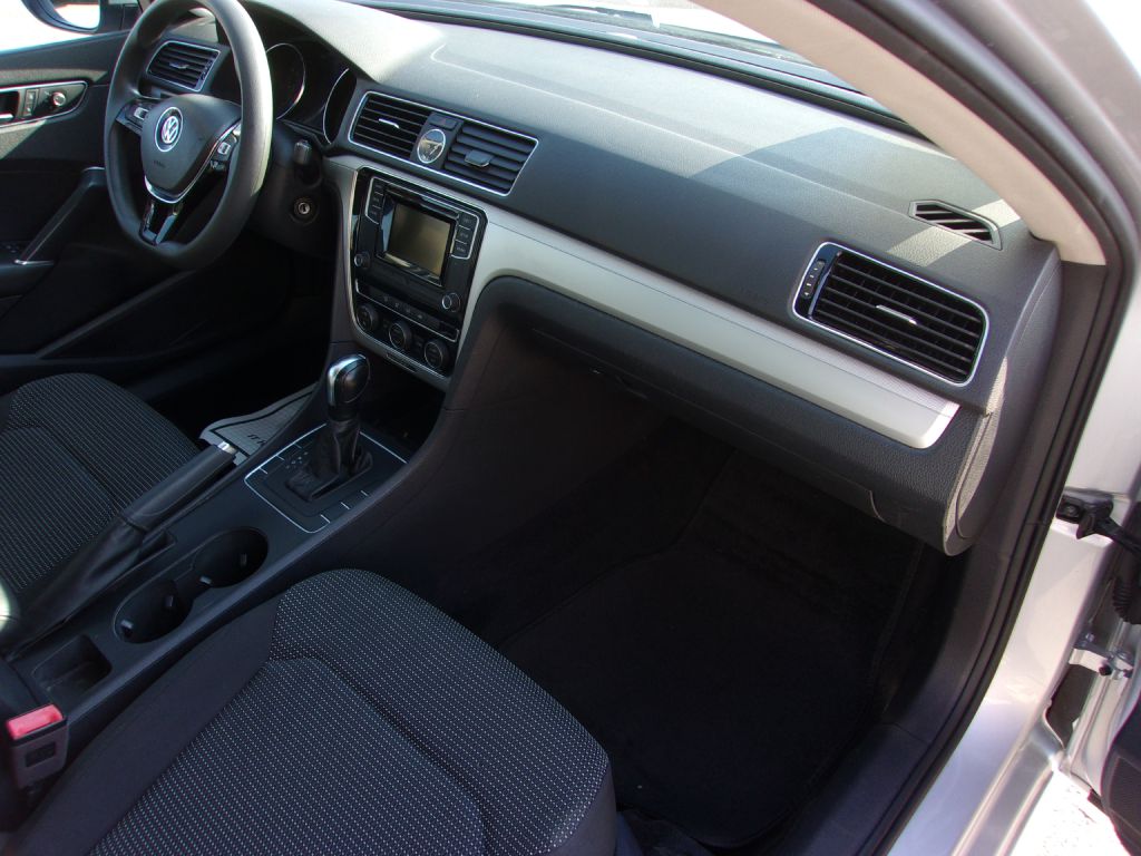 Photo 23 of this VOLKSWAGEN PASSAT