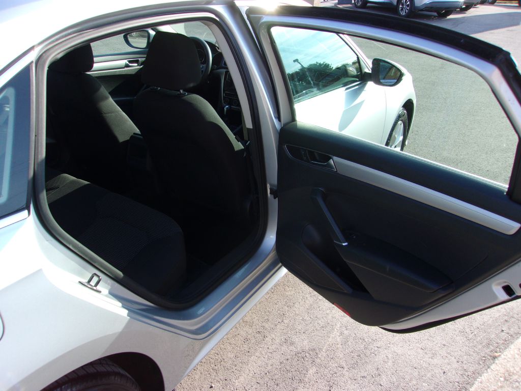 Photo 25 of this VOLKSWAGEN PASSAT