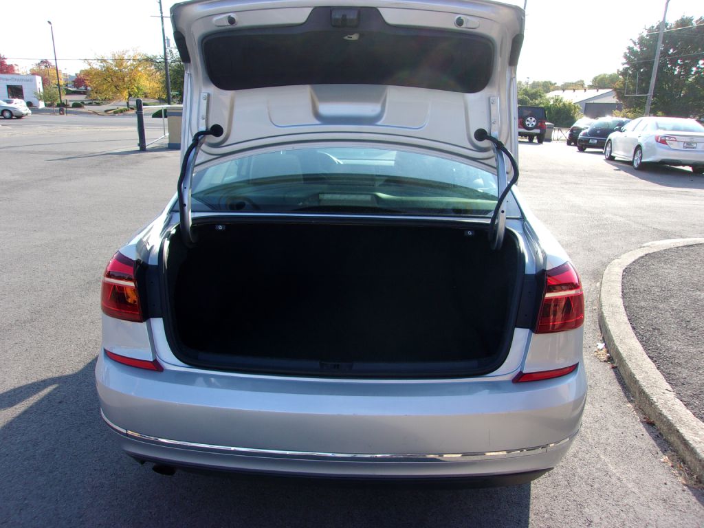 Photo 30 of this VOLKSWAGEN PASSAT