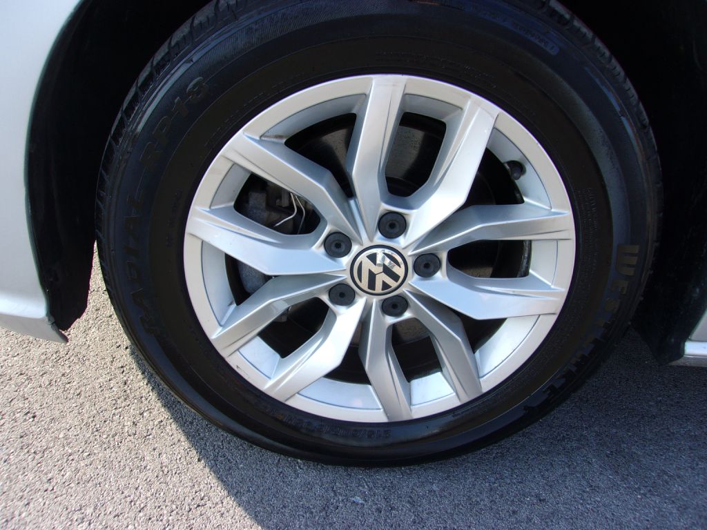 Photo 34 of this VOLKSWAGEN PASSAT
