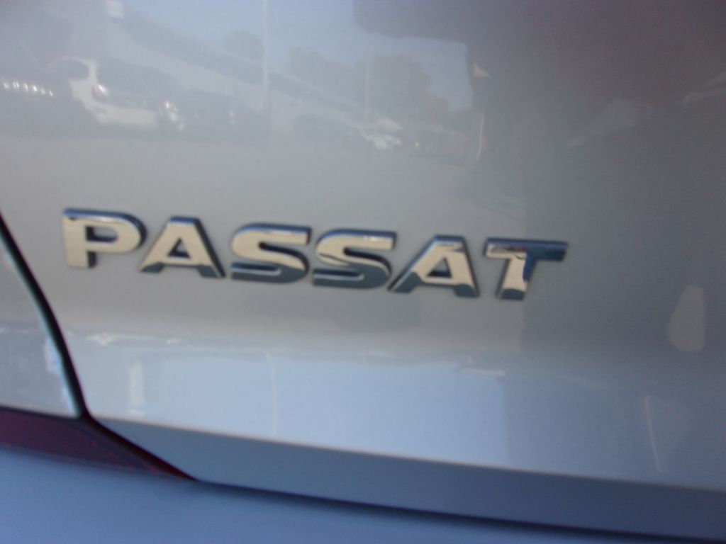 Photo 36 of this VOLKSWAGEN PASSAT