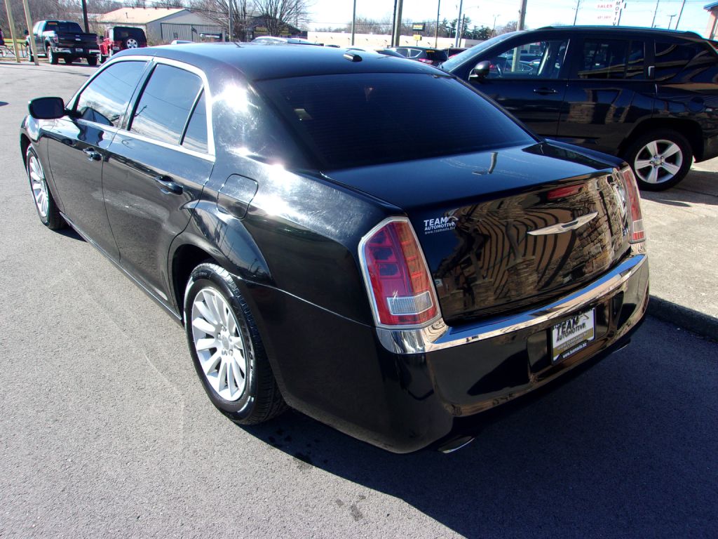 Photo 3 of this CHRYSLER 300