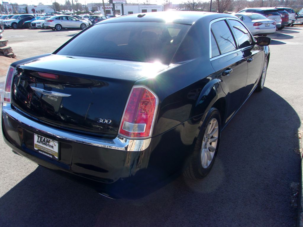 Photo 5 of this CHRYSLER 300