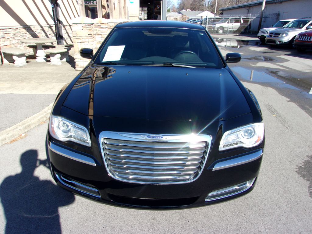 Photo 8 of this CHRYSLER 300