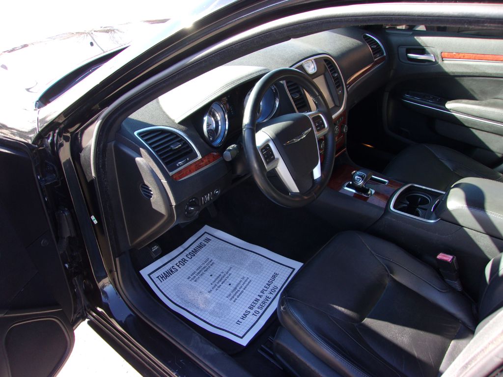 Photo 9 of this CHRYSLER 300