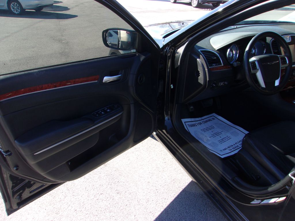 Photo 11 of this CHRYSLER 300